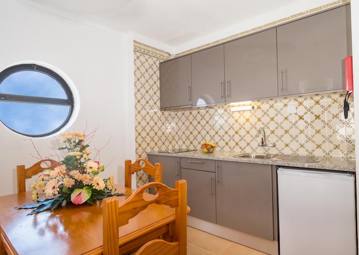 One-Bedroom Apartment with Balcony (4 Adults) Hotel Mirachoro Praia da Rocha ** Portimão One-Bedroom Apartment with Balcony (4 Adults) Hotel Mirachoro Praia da Rocha ** Portimão