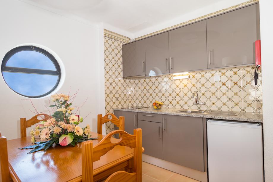 One-Bedroom Apartment with Balcony (2 Adults) Hotel Mirachoro Praia da Rocha ** Portimão One-Bedroom Apartment with Balcony (2 Adults) Hotel Mirachoro Praia da Rocha ** Portimão