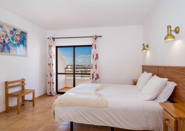 One-Bedroom Apartment with Balcony (4 Adults) Hotel Mirachoro Praia da Rocha ** Portimão One-Bedroom Apartment with Balcony (4 Adults) Hotel Mirachoro Praia da Rocha ** Portimão